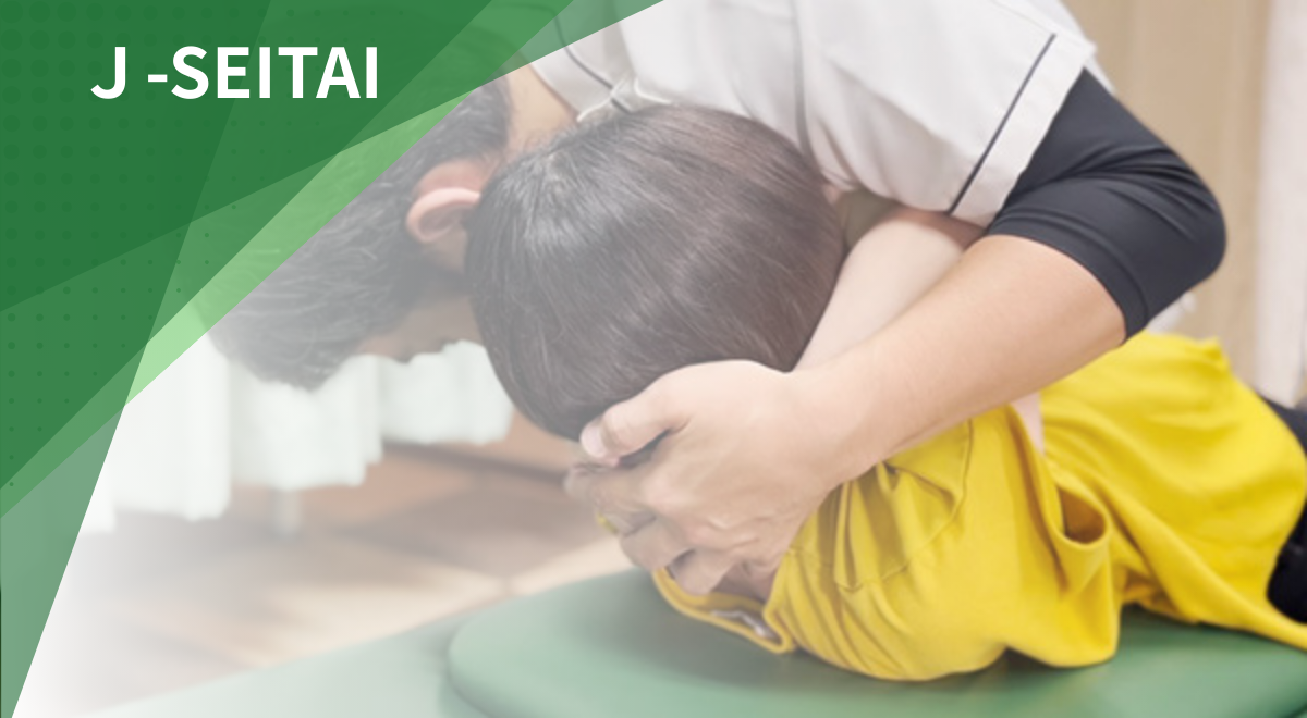 首や肩の筋肉にアプローチするJ-SEITAI整体施術の様子